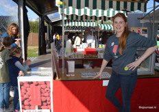 Nina Dijkstra deelde N'ice-ijsjes uit. 